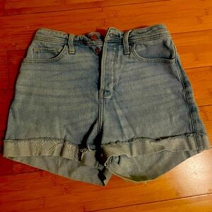 HOLLISTER Ultra High Rise Mom Jean Shorts 
Size 26